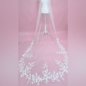 Elegant White Lace Bridal Veil